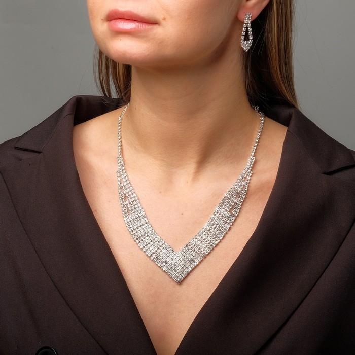 Набор 2 предмета: серьги, колье &laquo;Искры&raquo; уголком, цвет белый в серебре, 30 см