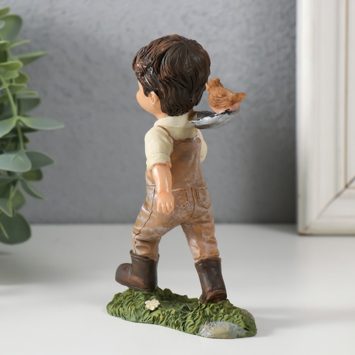 Сувенир полистоун Сувенир полистоун "Мальчишка с птичками на лопате" 10х4,5х12,5 см