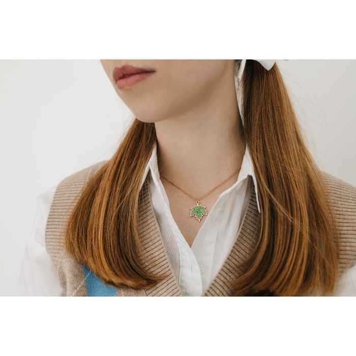 Кулон &laquo;Чек-лист на осень&raquo; кленовый лист, цвет зелёный в золоте, 45 см