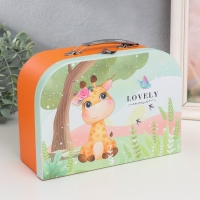 Шкатулка картон сундучок "Милый жирафик на лесной полянке" 25х10х18,5 см Шкатулка картон сундучок "Милый жирафик на лесной полянке" 25х10х18,5 см