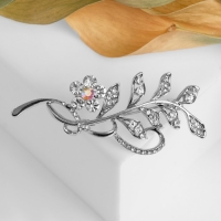 Брошь &laquo;Ветвь&raquo; с цветком, цвет белый в серебре