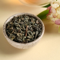 Подарочный набор &laquo;Весенний день&raquo;: чай 50 г, конфеты 100 г