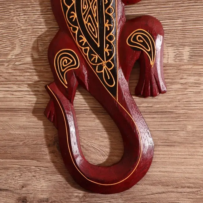 Панно настенное дерево "Геккон бордовый с орнаментом" 1х11х30 см