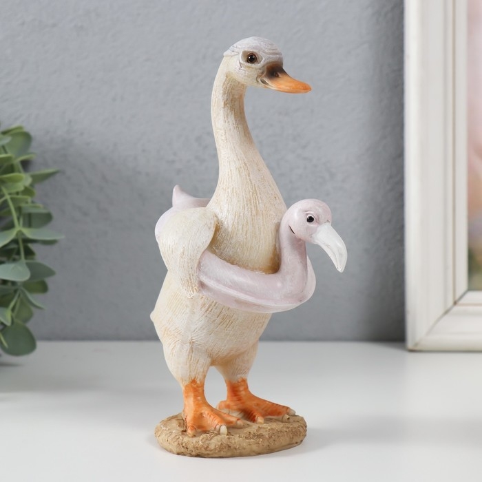 Сувенир полистоун "Гусь в надувном круге - фламинго" 10,5х7,5х16,5 см