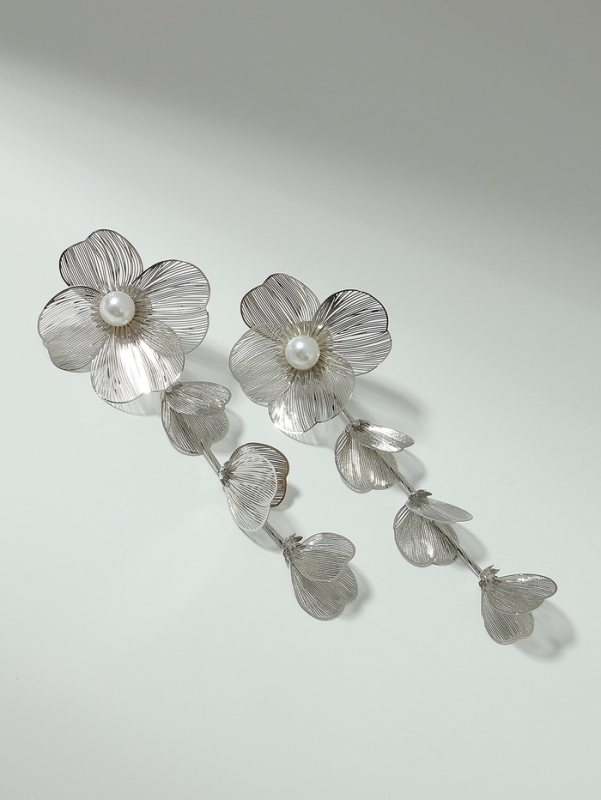 Набор 2 предмета: серьги, колье &laquo;Цветок&raquo; бусина и стразик, белый в серебре, d=14 см