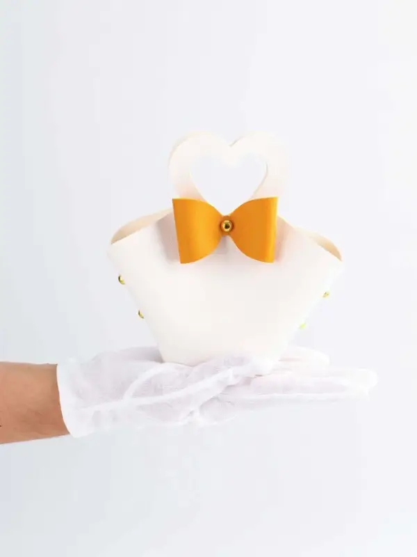 Кожанная подарочная сумочка 10,5 х 5 х 6 см белая