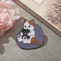 Значок &laquo;Котик&raquo; с планшетом, цветной в чёрном металле