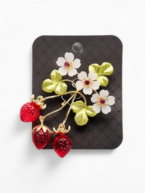 Брошь "Земляника" с цветочками, цветная в золоте