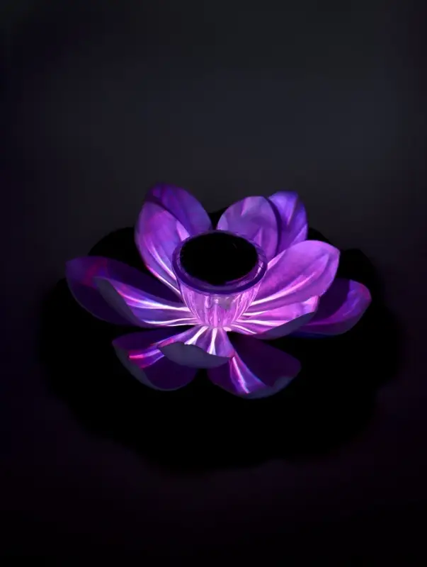 Садовый светильник для водоемов 28 х 28 х 9  см на солнечной бат-е "Лотос" бел N011