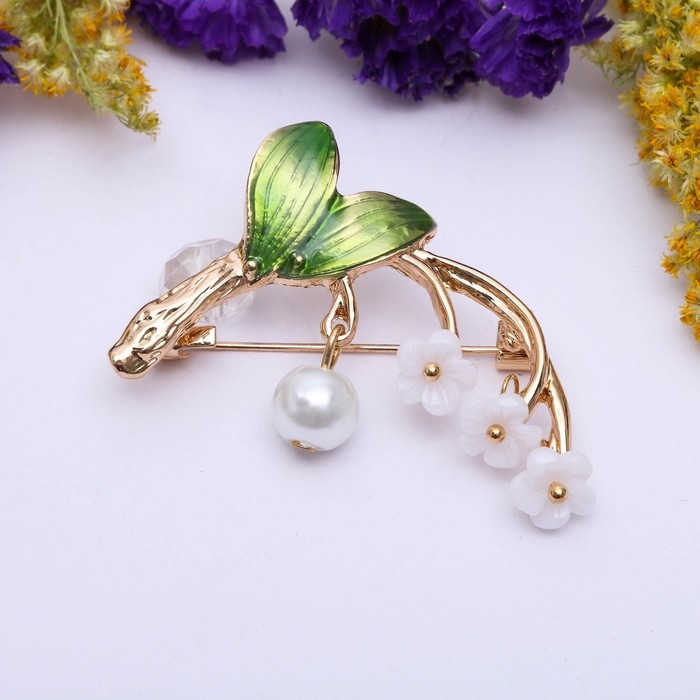 Брошь &laquo;Цветы&raquo; ландыши, цвет бело-зелёный в золоте