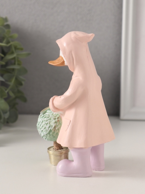 Сувенир полистоун "Утка в дождевике стрижёт цветок" 9х6,5х14,5 см