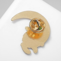 Значок &laquo;Кот&raquo; на Луне, цвет чёрно-белый в золоте