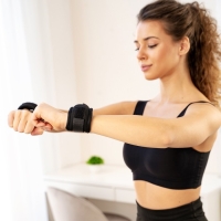 Утяжелители на запястье ONLYTOP, 2 шт. х 100 г, цвет чёрный Утяжелители на запястье ONLYTOP, 2 шт. х 100 г, цвет чёрный