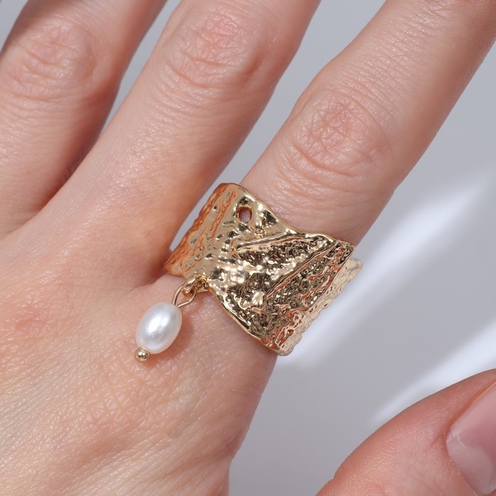 Кольцо «Мятые линии» с бусиной, цвет белый в золоте, безразмерное Кольцо «Мятые линии» с бусиной, цвет белый в золоте, безразмерное