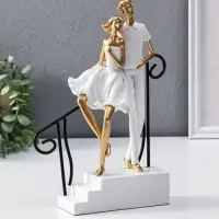 Сувенир полистоун "Парочка стоит у перил" бело-золотой 5,5х20х26,5 см