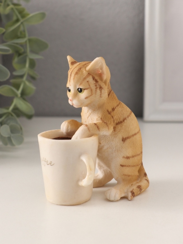 Сувенир полистоун "Рыжий котёнок с чашкой кофе" 8,5х5,5х10 см