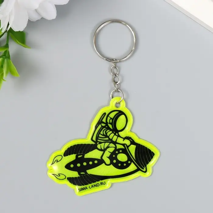 Брелок пластик светоотражающий "Космонавт верхом на ракете"  5,5х5,5 см