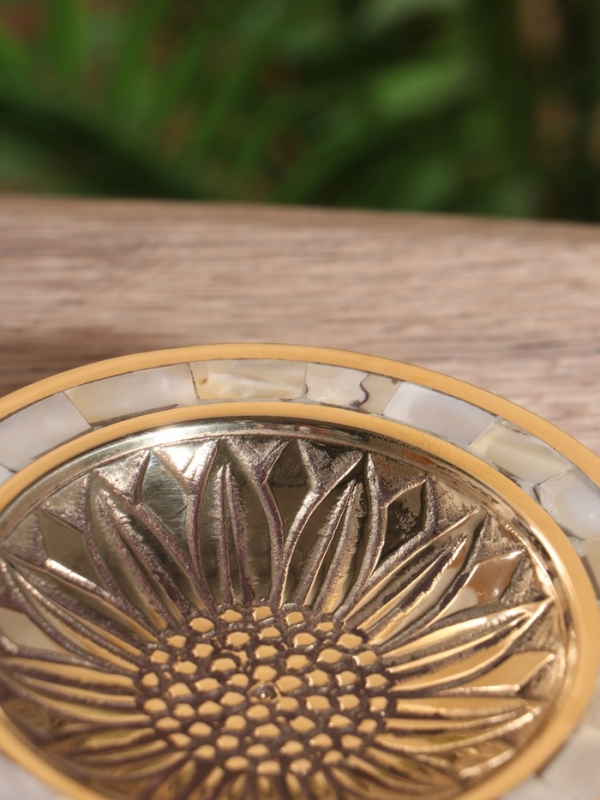 Блюдо сервировочное на ножке "Подсолнух" латунь с перламутром 11х11х2,5 см