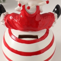 Копилка полистоун "Клоун в цилиндре, на надувном мяче" красно-белый 12,5х11х20,5 см