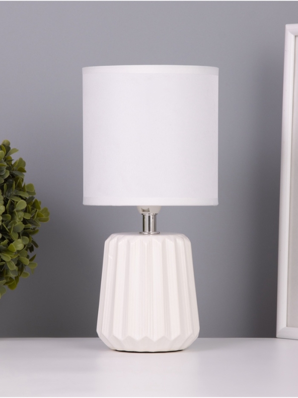 Лампа настольная "Кон" 1х40Вт Е14 белый 13х13х25см