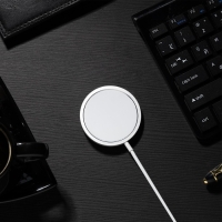 Беспроводное зарядное устройство со встроенным магнитом CHR-21, MagSafe, 15W, Type-C Беспроводное зарядное устройство со встроенным магнитом CHR-21, MagSafe, 15W, Type-C