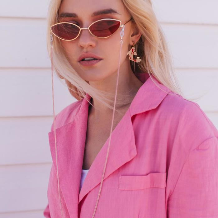 Серьги эмаль &laquo;Ночь&raquo; рыбка с ракушкой, цвет красно-зелёный в золоте