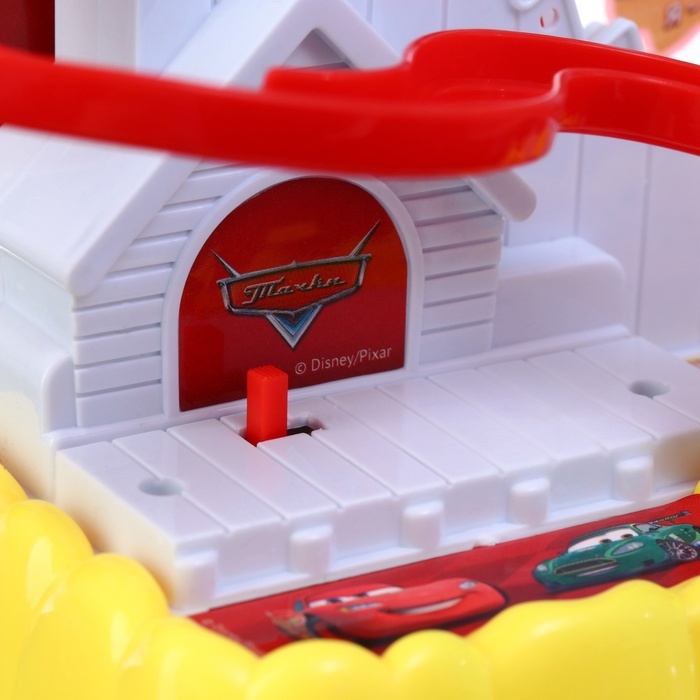 Автотрек &laquo;Тачки&raquo; , 3 машинки, световые и звуковые эффекты, работает от батареек