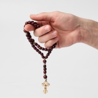 Чётки деревянные «Православные» 50 бусин через шарик, с крестиком, цвет коричневый Чётки деревянные «Православные» 50 бусин через шарик, с крестиком, цвет коричневый