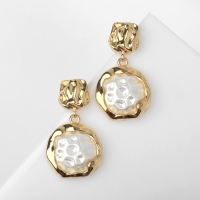 Серьги с жемчугом &laquo;Эксклюзив&raquo; мятый круг, цвет золото