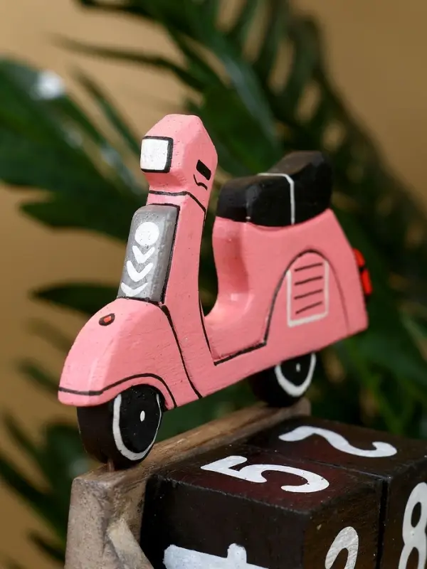 Календарь настольный "Мопед" дерево 11х5х14 см, розовый