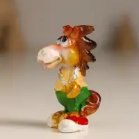 Сувенир полистоун "Конь в спортивном костюме" МИКС 3,3х2,3х5 см