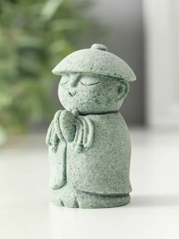 Сувенир песчаник "Маленький монах - молитва" 3,7х3,8х6,7 см