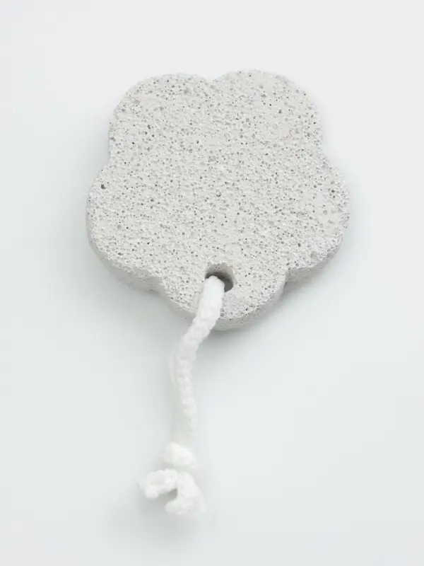 Пемза для педикюра &laquo;Цветок&raquo;, с подвесом, 7.5&times;7.5 см, в коробке, белая