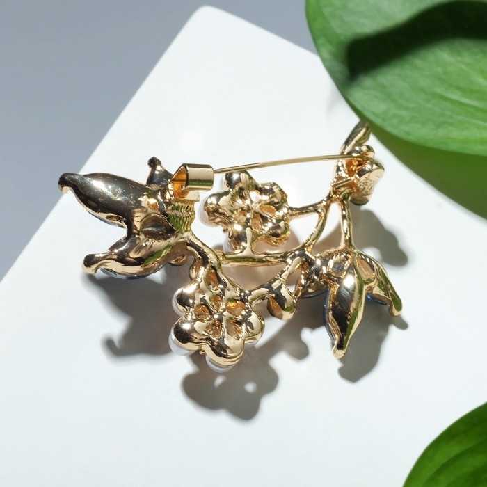 Брошь &laquo;Жемчужные цветы&raquo; со стеклянными листами, цвет бело-синий в золоте