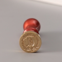 Печать для сургуча с пластиковой ручкой "Венок с буквой D" 2,5х2,5х6,3 см Печать для сургуча с пластиковой ручкой "Венок с буквой D" 2,5х2,5х6,3 см