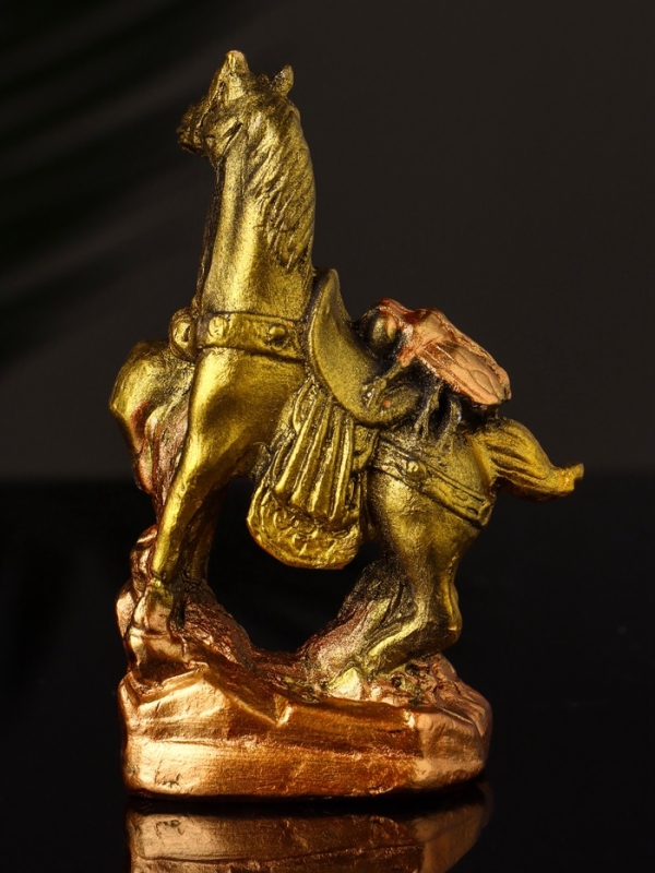 Статуэтка "Конь с мухой" 8х6х3 см, цвет золото