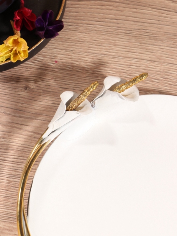 Блюдо сервировочное круглое "Белые каллы" белое с золотом. нержавеющая сталь 21х21,5х4 см