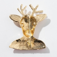 Брошь новогодняя &laquo;Олень&raquo; в свитере, цветная в золоте