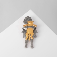 Брошь &laquo;Девочка&raquo; с котиком, цвет серо-золотой