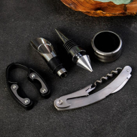 Винный набор: штопор, аэратор, каплеулавливатель, пробка для бутылки вина и нож для фольги &laquo;Вино всегда хорошая идея&raquo;.