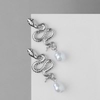 Новый год! Символ года 2025! Серьги с жемчугом &laquo;Змея&raquo; искушение, бусина, цвет белый в серебре