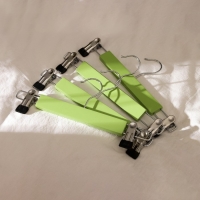 Вешалки для брюк и юбок LaDо́m Brillant, 28&times;12&times;2,3 см, 2 шт, деревянные, с зажимами, цвет фисташковый