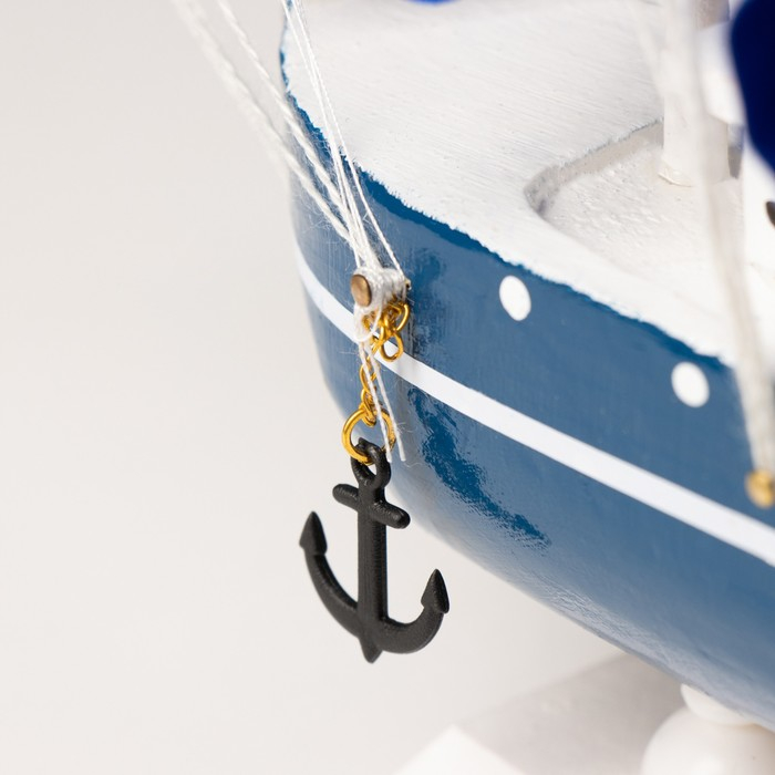 Корабль сувенирный малый &laquo;Дорита&raquo;, борта синие с белой полосой, паруса синие,23&times;5,5&times;21 см