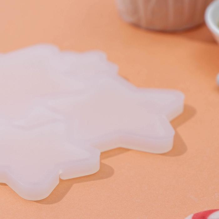 Форма для леденцов новогодняя Доляна &laquo;Звёзды&raquo;, силикон, 15,5&times;13,5&times;0,7 см, 6 ячеек, цвет белый