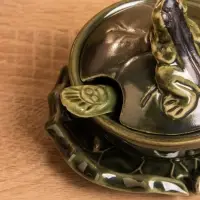 Соусник с крышкой на подставке &laquo;Лягушка&raquo;, 8&times;9&times;10 см, керамика, зелёный