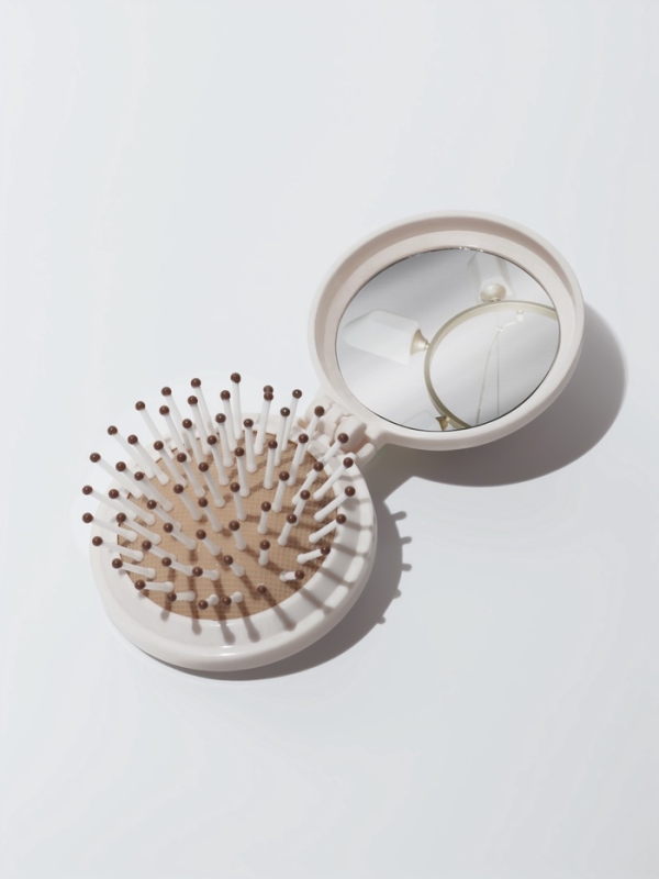 Расчёска массажная &laquo;Капибара&raquo;, складная, с зеркалом, d=6.5 см, белая