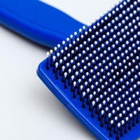 Пуходерка пластиковая мягкая с закругленными зубьями, средняя, 9 х 15,5 см, синяя Пуходерка пластиковая мягкая с закругленными зубьями, средняя, 9 х 15,5 см, синяя