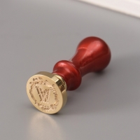 Печать для сургуча с пластиковой ручкой "Венок с буквой W" 2,5х2,5х6,3 см Печать для сургуча с пластиковой ручкой "Венок с буквой W" 2,5х2,5х6,3 см