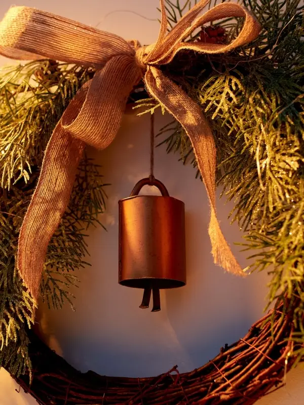 Декоративный венок &laquo;Ель с колокольчиком&raquo;, d=55 см, 30LED, от батареек CR2032&times;2, свечение тёплое белое