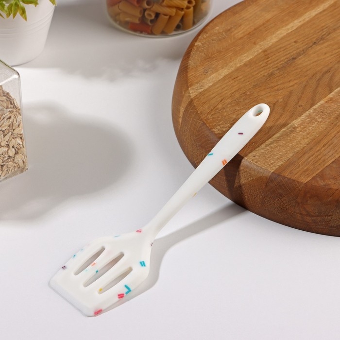 Лопатка с прорезями Доляна &laquo;Конфетти&raquo;, 20,5 см, цвет белый